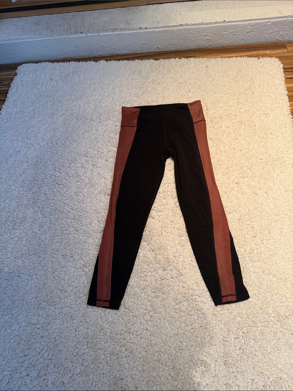 Athleta Black Salutation 7/8 size small Leggings with Rust Side Panels